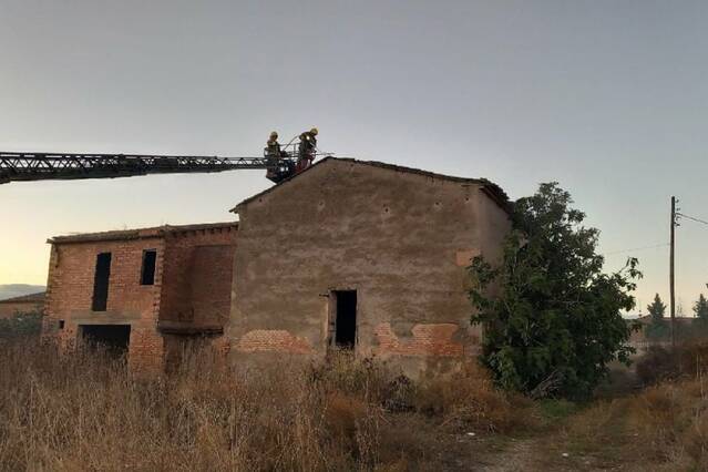 Incendi en una casa abandonada d’Alcoletge, que danya la coberta