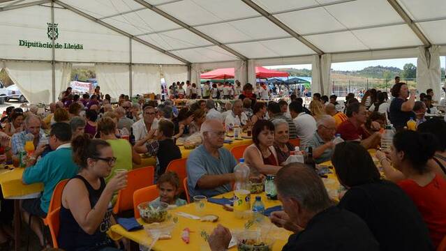 La diada de les cassoles dona la benvinguda a la festa major de Rosselló