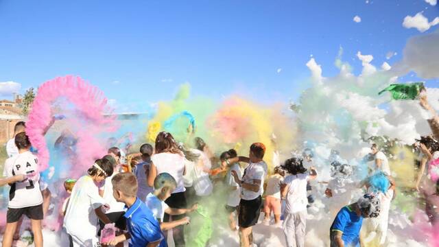 La Holi Blue omple de color Torrefarrera