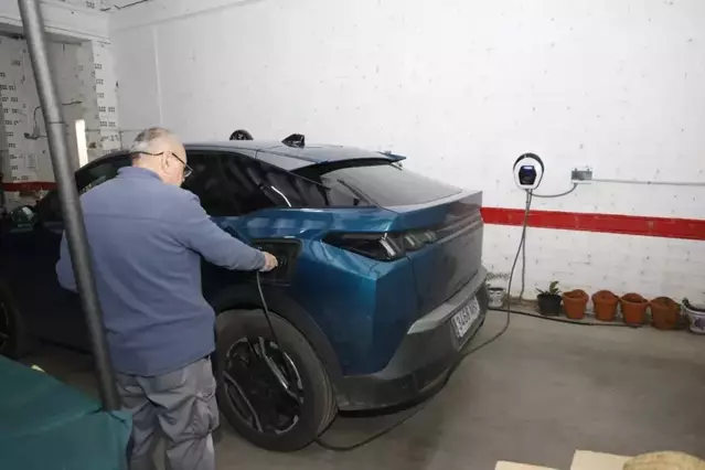 La majoria de pàrquings de pisos de Lleida són poc aptes per recarregar cotxes elèctrics: “és un merder”