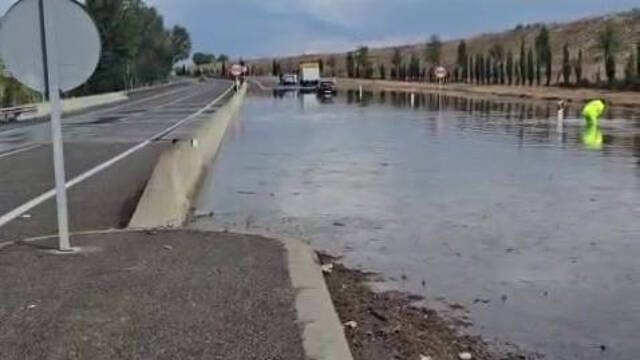La pluja inunda un tram de l’Ll-11 a Lleida i causa retards en els trens d’alta velocitat