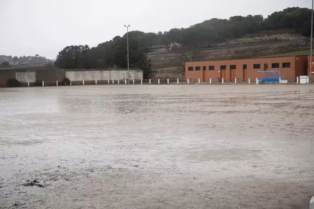 La pluja obliga a suspendre la meitat dels partits de futbol de la jornada