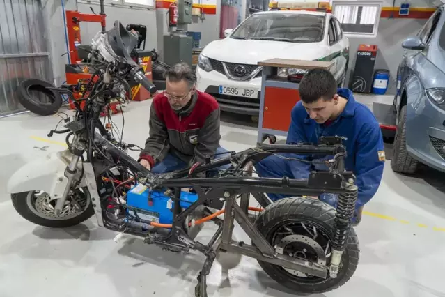 L’automoció constata falta de mecànics especialitzats en cotxes elèctrics a Lleida