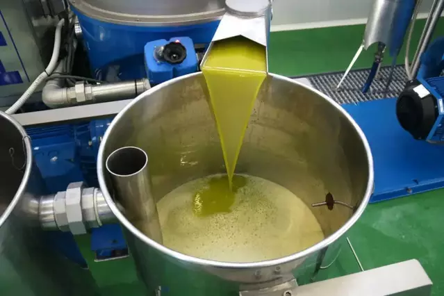 L’oli de pinyolada, matèria primera per a la impressió 3D i per fabricar perfums