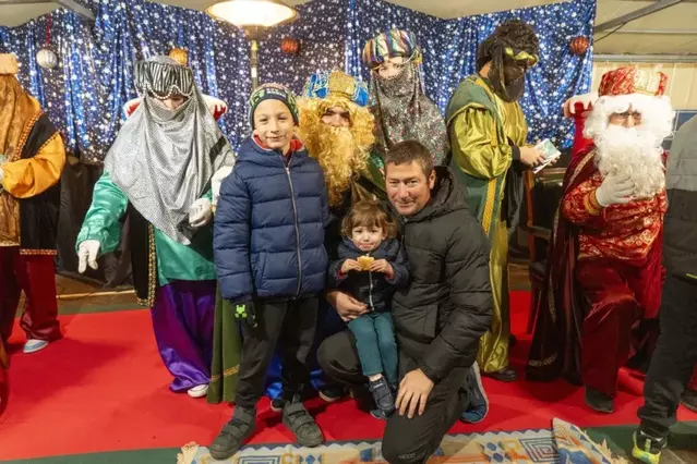 Màgia i il·lusió a Torrefarrera: Tres emissaris dels Reis d’Orient amb set carrosses recullen les cartes dels més petits