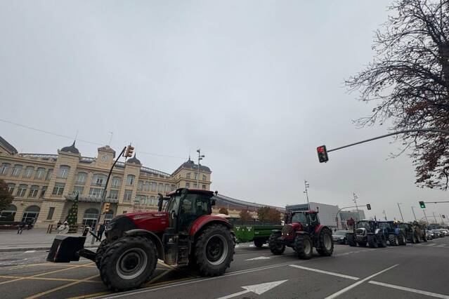 Més de 100 tractors tallen Príncep de Viana i Rambla Ferran a Lleida per les zepes
