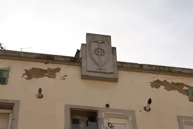 Mig centenar de símbols franquistes perviuen a les comarques de Lleida, la majoria en façanes d’edificis