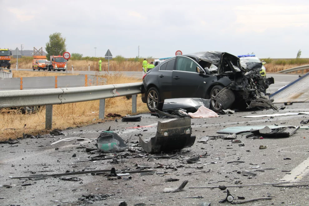 Mor la conductora d'un cotxe en xocar contra un camió a l’A-14R2, a Almenar