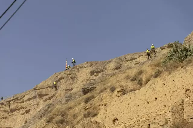 Obres d’urgència a Aitona per evitar que caiguin roques en habitatges