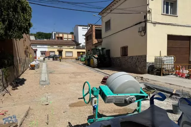 Obres urgents per una ruptura del clavegueram a Alcarràs