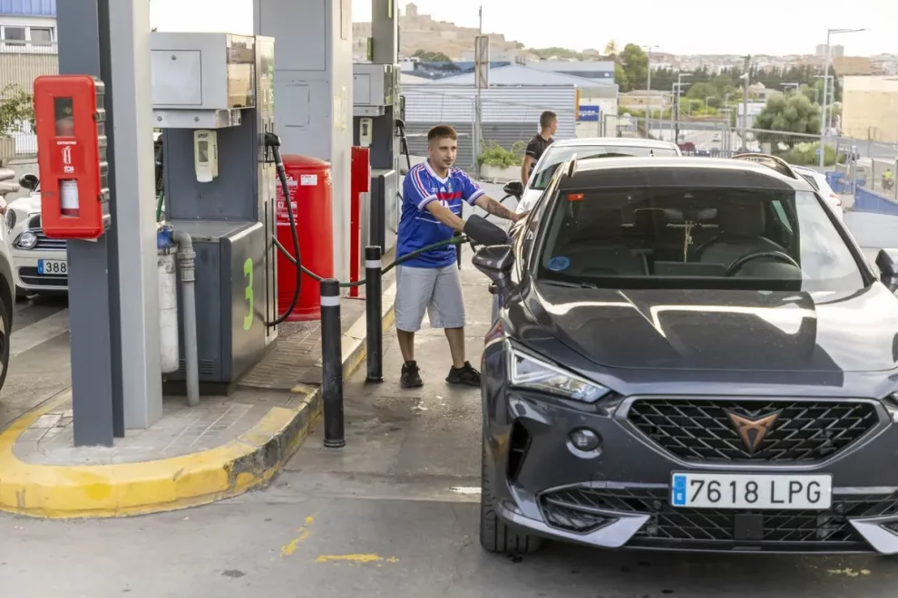Omplir el dipòsit del cotxe ja supera els 100 € a Lleida