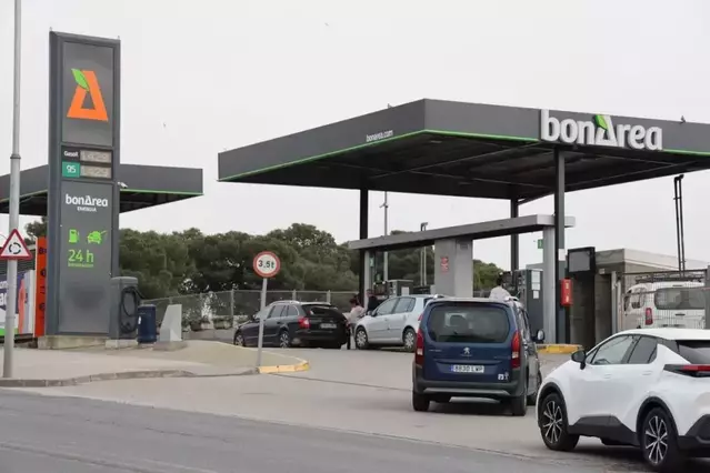 Omplir el dipòsit supera els 118 € a la gasolinera més cara de Lleida