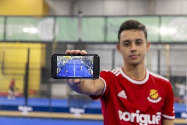 Pàdel amb tecnologia IA en un club de Lleida: càmeres instal·lades a les pistes analitzen estadístiques i moviments dels jugadors