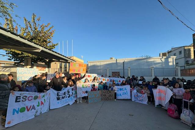 Protesta al col·legi de Rosselló per exigir millores en un centre amb nombroses deficiències