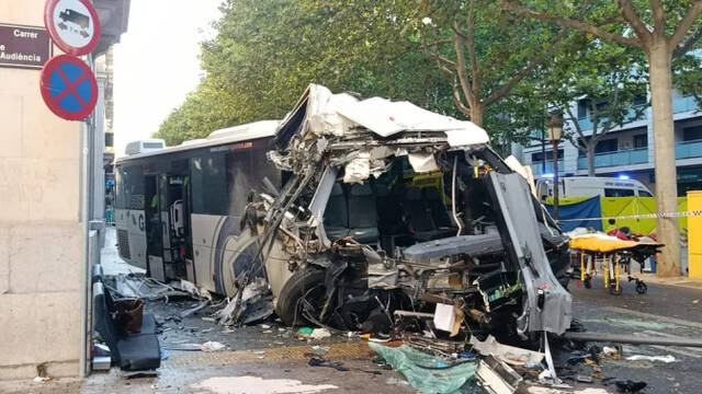 Quaranta-sis ferits, quatre d'ells crítics, en un accident amb un autocar implicat a la rambla Ferran de Lleida