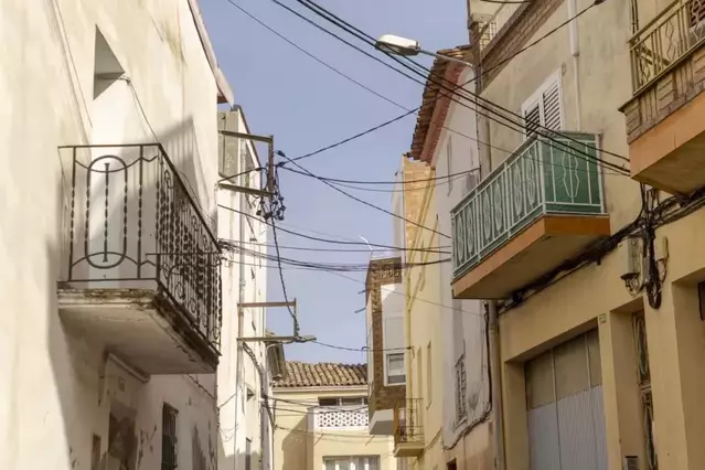 Queixes veïnals a Alguaire pel cablatge telefònic que penja en diversos carrers