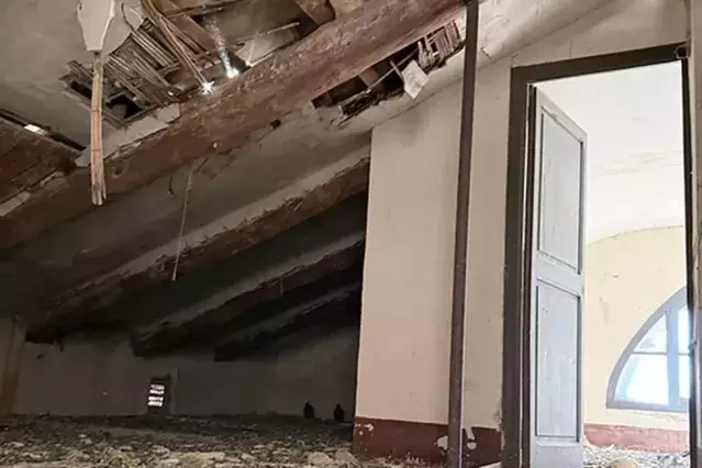 Raimat precinta la rectoria de l’església per risc estructural i insalubritat