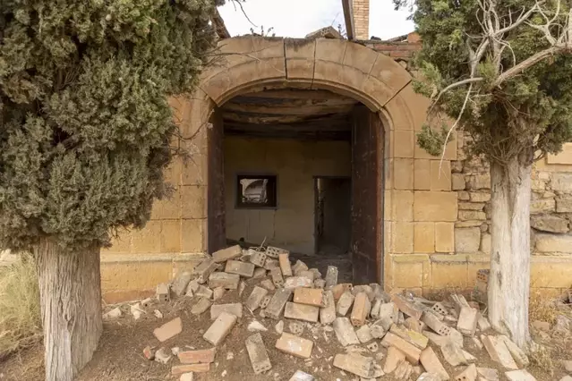 Reclamen sancions per a l’amo de Cal Macià i paletes per apuntalar-la