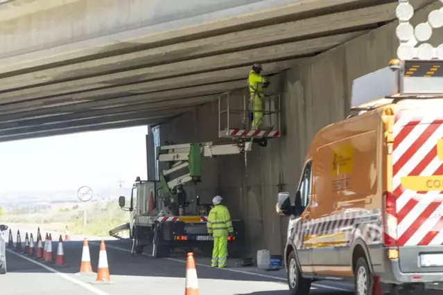Reparen el pont de l’AP-2 sobre la C-12 després de l’impacte d’un camió