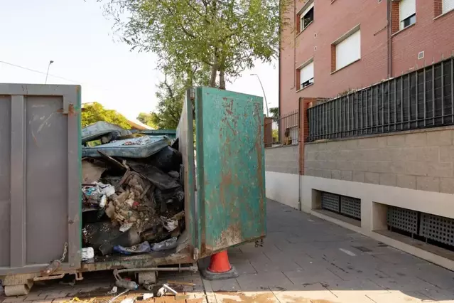 Retiren escombraries del bloc okupat d’Alcarràs