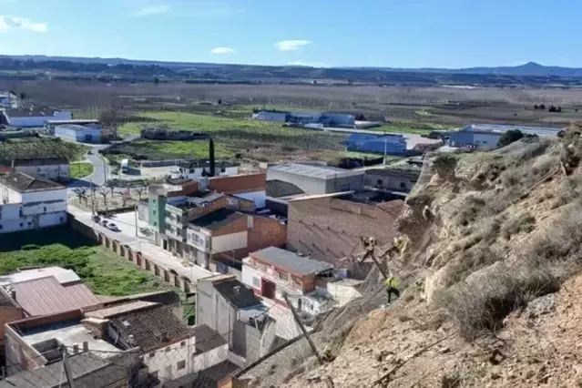 Retiren una gran roca de la Serra Llarga d'Aitona i reforcen la malla del carrer Pare Palau