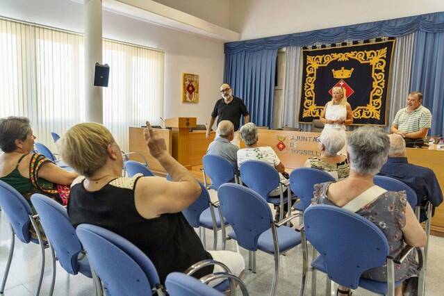 Rosselló homenatja els matrimonis que no van celebrar les noces d'or per la covid