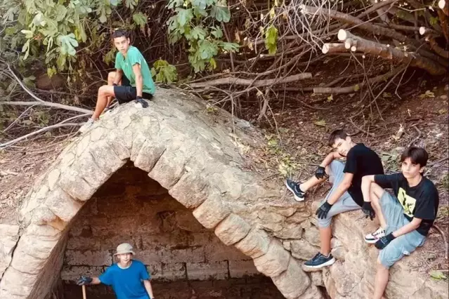 Sis escoltes d'Almenar de 12 a 14 anys dediquen els estius a condicionar zones turístiques i acompanyen a l’hivern gent gran