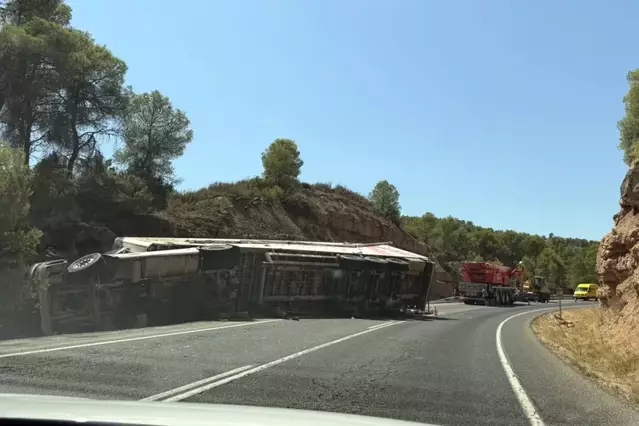 Tallada diverses hores la C-12 a Maials després de bolcar un camió