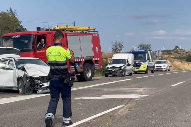 Tallada la C-12 a Llardecans per un accident entre un turisme i una furgoneta