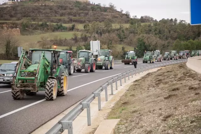 Tanquen l’Eix Transversal amb tractors i exigeixen posar límits a la fauna salvatge