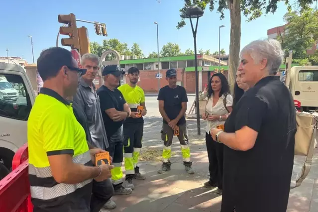 Treballadors municipals estrenen braçalets intel·ligents per evitar cops de calor