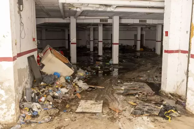 Un bloc de pisos de la Sareb a Alcarràs, ple d’escombraries i amb okupes fins al terrat