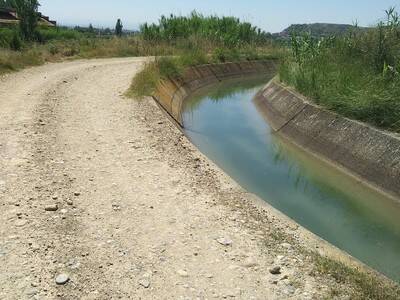 Un cotxe cau a l'interior d'una séquia a Alguaire