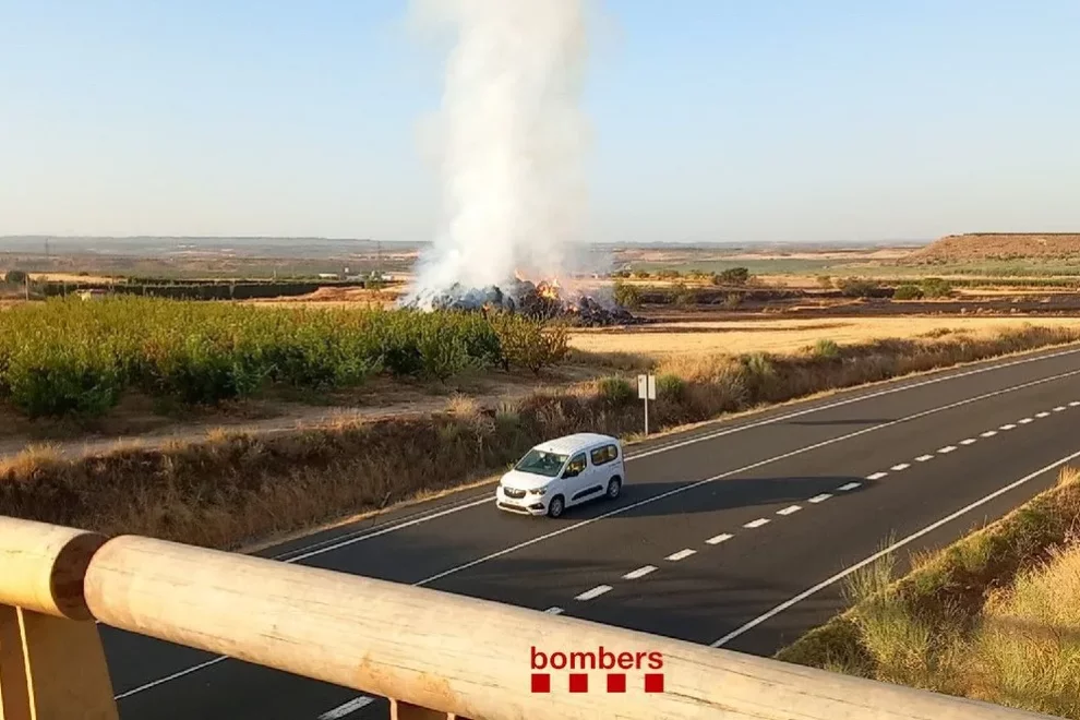 Un incendi calcina 4.000 bales de palla en un camp a Alfés