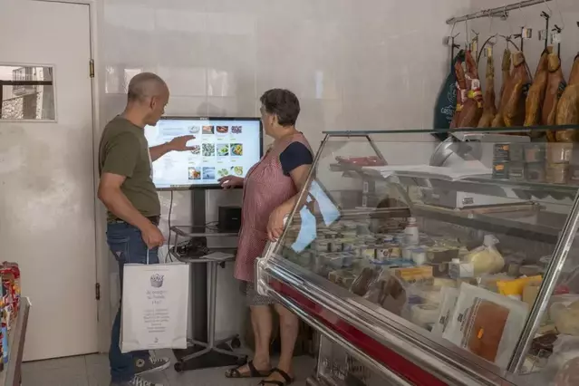 Un poble de Lleida es queda sense botiga i un altre pot reobrir la seua