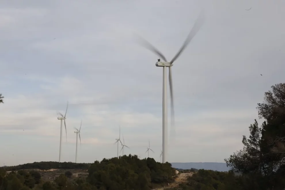 Un projecte per a tres parcs eòlics, reduït a un sol molí de vent de 200 metres d'altura