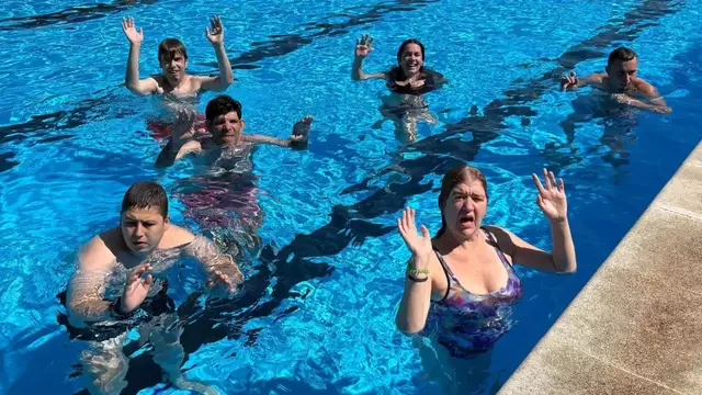 Usuaris de Sant Joan de Déu inauguren l’estiu a les piscines d’Almacelles