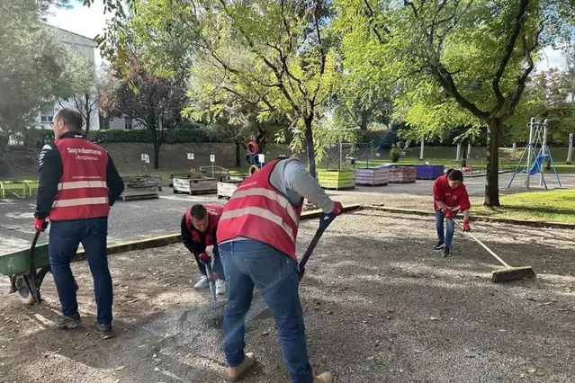 Voluntaris milloren la pista de petanca d’Aspros a Sudanell