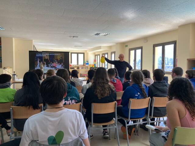 Ciència al Territori arriba a 158 escolars del Solsonès gràcies a la xerrada-espectacle ‘Física pop: la ciència a l’abast de tothom!’