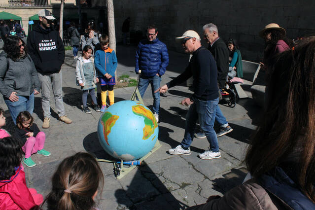 El cicle ‘Ciència a l’IEI: Eclipsi’ surt al carrer amb el taller ‘La Terra paral·lela’
