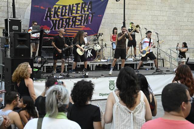 Fadunito convida a desconnectar-se de les pantalles i A Kontra Korrent transforma Blondel en un escenari de festa i energia