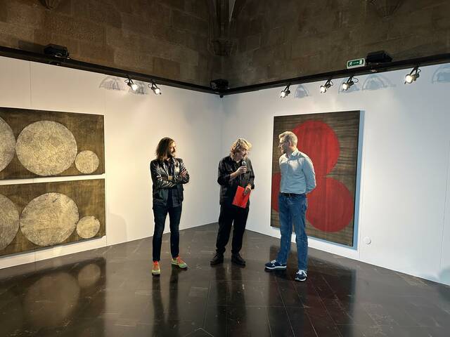 Jaume Amigó explora el concepte d’illa des de múltiples perspectives, en una exposició que combina pintura i ceràmica