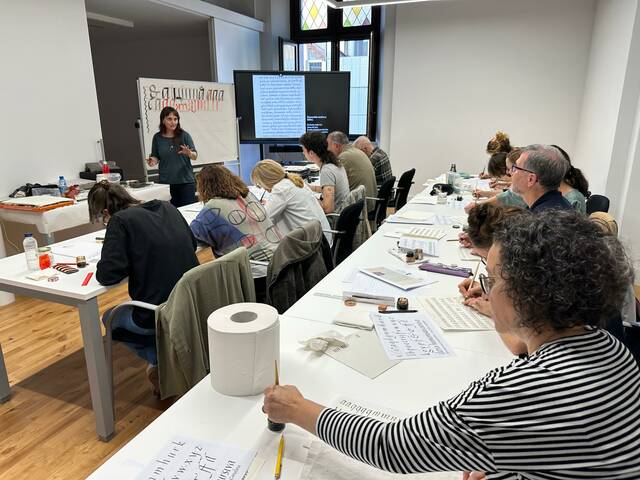 La Biblioteca de l’IEI posa en marxa el segon Seminari de Cal·ligrafia, dedicat a la lletra itàlica