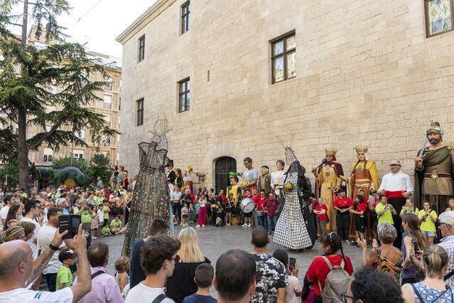 La tradició gegantera acapara els focus en una nova jornada de la Festa Major de l’IEI