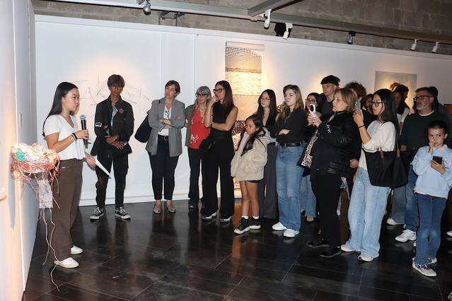 L’alumnat de Batxillerat Artístic del Col·legi Episcopal convida a reflexionar sobre el caos en una exposició col·lectiva a l’IEI