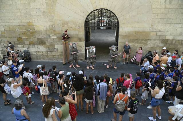L’espectacle de carrer de Campi Qui Pugui i el circ poètic d’Yldor omplen de vida els espais de la Festa Major de l’IEI
