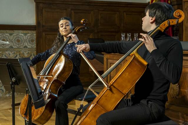 Mariona Camats i Jorge Sierra posen en valor la profunditat i versatilitat del violoncel al primer concert del Nadal a l’IEI