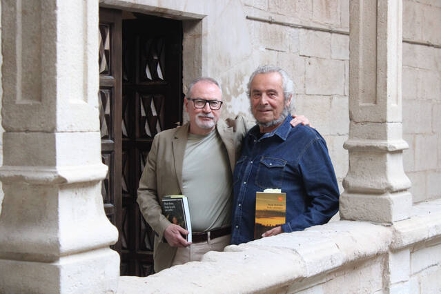 Pere Pena i Pere Rovira conversen sobre literatura i memòria al cicle ‘Sant Jordi i el llenguatge de les arts’ de l’IEI