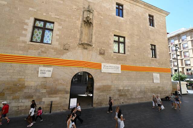Una senyera de 130 metres de llarg envolta les façanes de l’IEI amb motiu de la Diada
